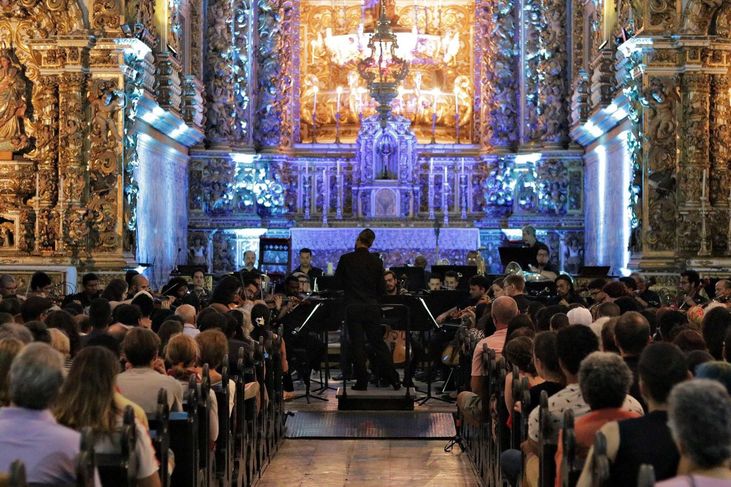 A Orquestra Sinfônica da Bahia te convida para um concerto gratuito com a maestria de Tiago Flores!