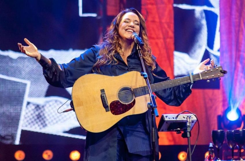 Ana Carolina Resgata Clássicos de Cássia Eller em Show Imperdível na Concha Acústica