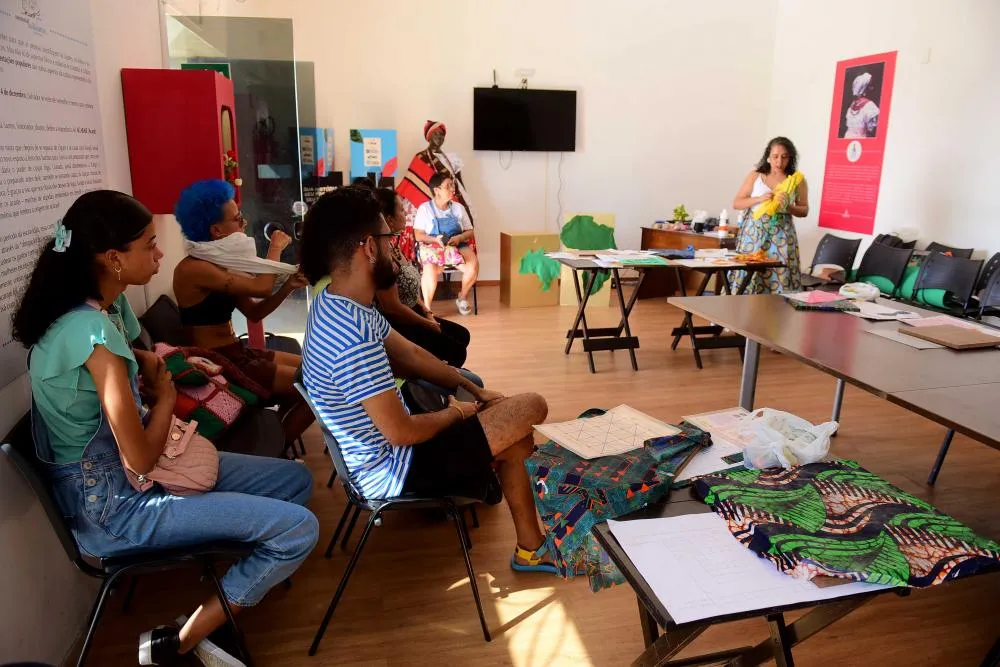 Projeto cultural oferece tarde de aprendizado e criatividade no Centro Histórico de Salvador.