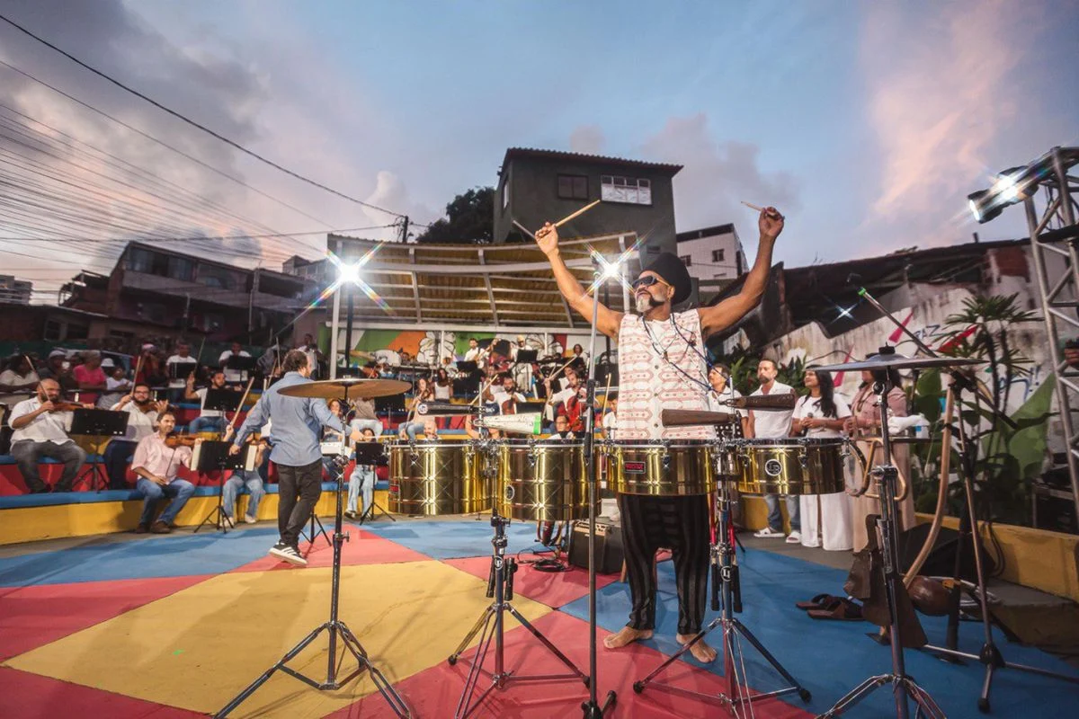 Carlinhos Brown e Orquestra Ouro Preto: Uma fusão musical épica na Concha Acústica!