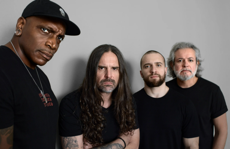 Sepultura anuncia turnê de despedida com um show épico na Concha Acústica.