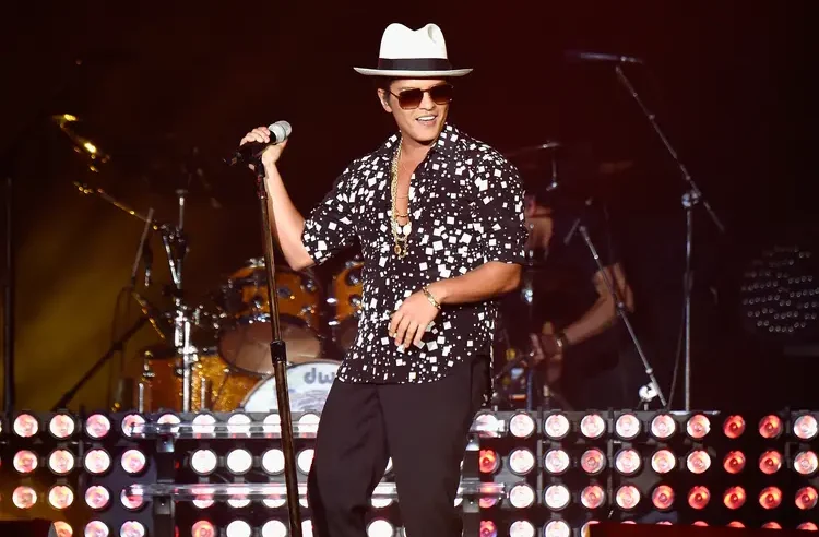 Bruno Mars arrasa no Brasil e faz show beneficente para as vítimas das enchentes no RS!