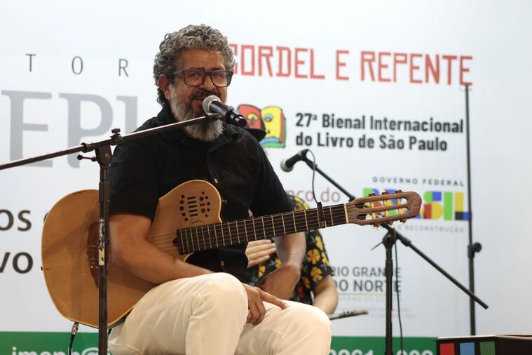 Maviael Melo celebra a poesia em lançamento literário em Salvador!