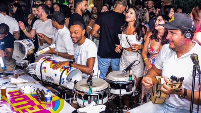 Partiu Pagode? Domingo tem samba e pagode pé na areia em Piatã!